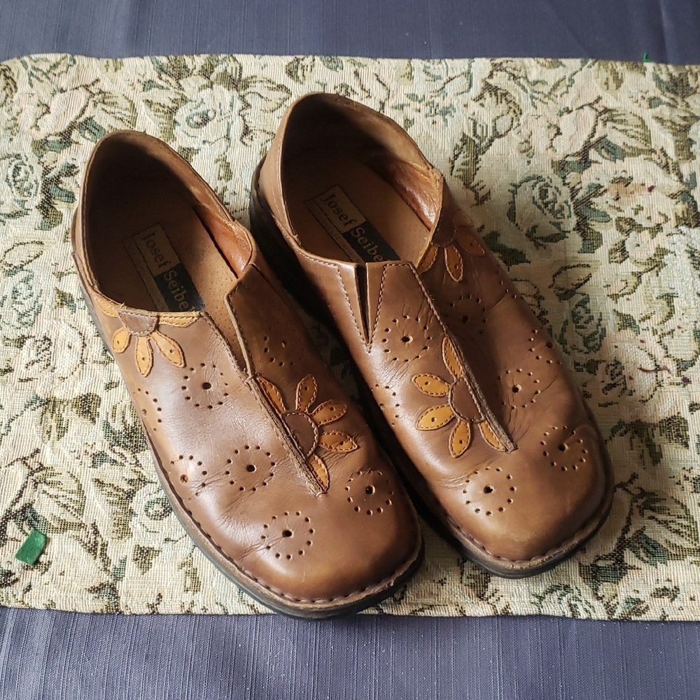 Josef Seibel Women’s Size 38 Tan Brown Floral Leather Slip On Closed Loafer.